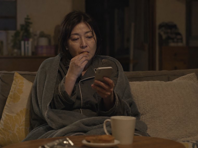 夜、ソファでやさぐれる女性